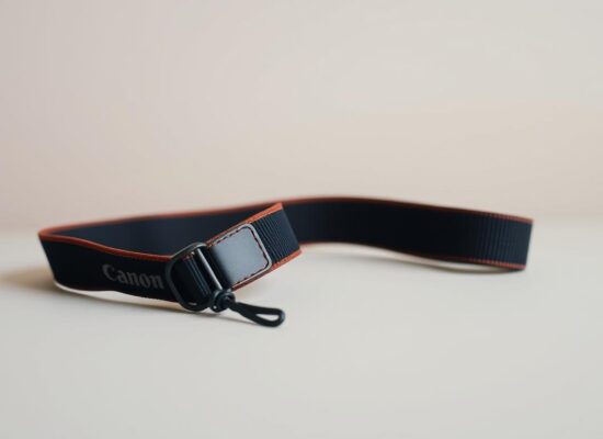 how to put on the canon camera strap