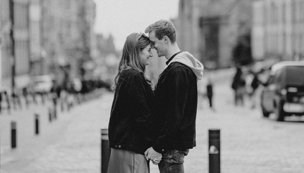 Black-and-white engagement portrait of Laura and Fraser in Edinburgh’s historic Old Town
