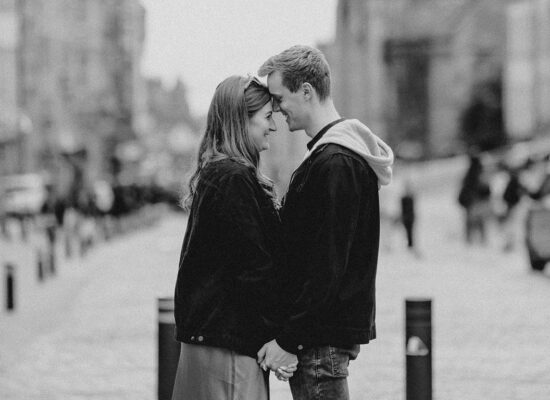 Black-and-white engagement portrait of Laura and Fraser in Edinburgh’s historic Old Town